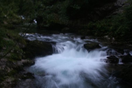 Prachtige foto waar je de enorme stroming in de rivier mooi op ziet